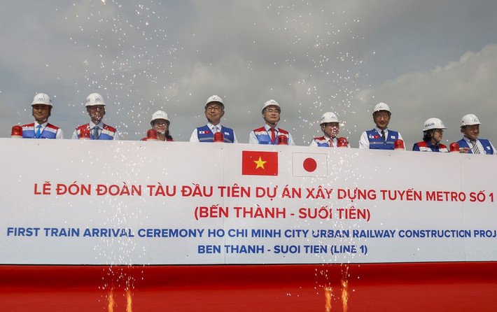 ác lãnh đạo TP.HCM và Đại sứ đặc mệnh toàn quyền của Nhật Bản tại Việt Nam trong buổi lễ đón tàu metro số 1.