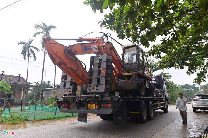 Máy xúc cũng được huy động đến hiện trường để san gạt các điểm sạt lở.