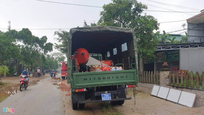 Ngoài ra, lực lượng chức năng còn huy động thêm xuồng cao su cỡ lớn để vượt qua khu vực ngập nước.