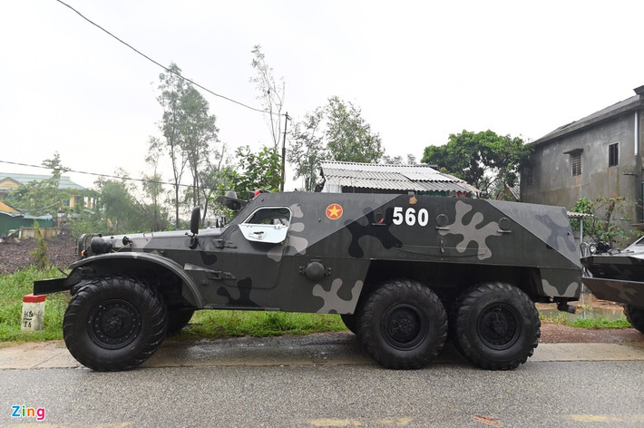Chiếc xe mang số hiệu 560 thuộc dòng bọc thép BTR152. Xe có gầm cao để di chuyển qua các địa hình gồ ghề hoặc điểm ngập úng với mực nước thấp.