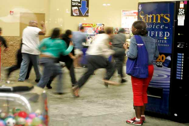 Miami Wal-Mart, 2005: Một nhân viên đã bị dòng người đổ xô đi mua hàng chà đạp cho đến chết. Ngoài ra, còn có 4 người khác bị thương, trong đó có một phụ nữ mang thai.