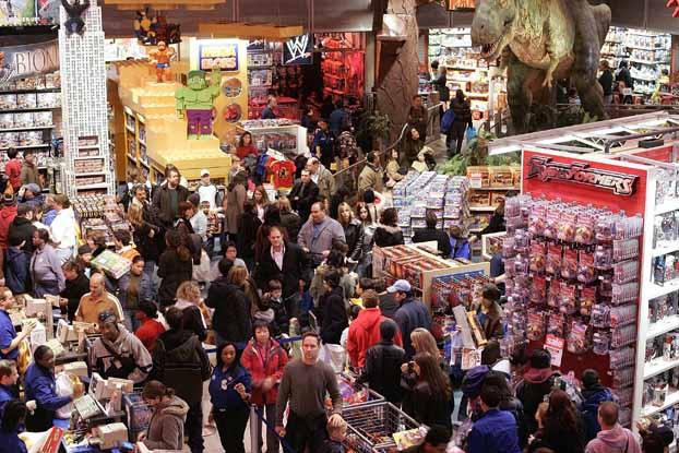 Black Friday 2006, hai người phụ nữ khẩu chiến rồi đến thực chiến tại một gian hàng điện tử của Toys R Us. Sau đó lại xuất hiện hai người đàn ông cầm súng ngắn rượt đuổi nhau khiến cả siêu thị hoảng loạn.