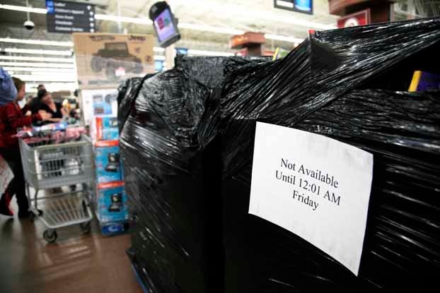Siêu thị Wal-Mart, 2009: Mặc dù các kiện hàng đã được bọc chặt bằng nilon đen nhưng các “thợ săn” hàng giảm giá vẫn cố tình chọc ra trước giờ mở cửa. Cuối cùng, lực lượng bảo vệ phải gọi cảnh sát đến can thiệp.