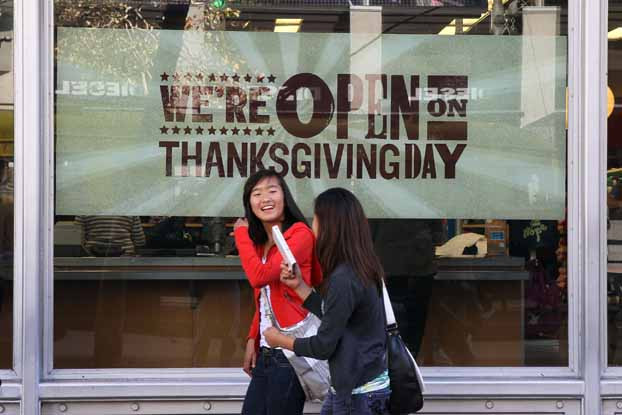 Cửa hàng hải quân Old Navy, San Francisco, 2012: Sau khi trộm hàng, hai người phụ nữ bị các nhân viên bảo vệ đuổi bắt nên phải bỏ hàng để chạy. Một lúc sau, hai người quay lại, rút súng ra và la hét bảo vệ đòi số hàng đã ăn cắp. Rất may cảnh sát đã bắt giữ được họ.