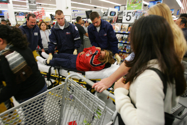 Wal-Mart, Duarte, California, 2005: Nhân viên y tế đã phát hiện ra một cụ ông 61 tuổi đang dần ngất lịm đi ngay khi vừa mở cửa, trong lúc những người mua hàng khác vẫn đềm nhiên đi qua ông để mua sắm.