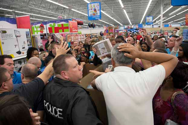 Một người đàn ông 62 tuổi trên đường lái xe tới siêu thị Wal-Mart khác đã rút súng bắn vào xe đi trước vì cho rằng xe đi quá chậm.