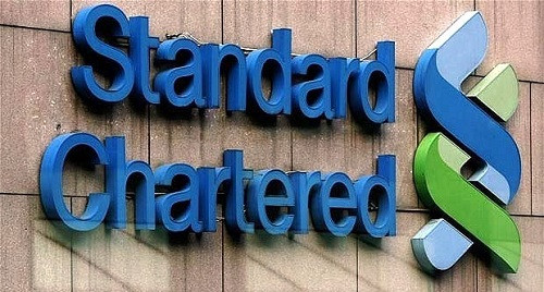 Theo cơ quan quản lý Dịch vụ Tài chính của New York, Ngân hàng Standard Chartered Anh đã thực hiện các giao dịch bất hợp pháp với Iran, Sudan, Libya, và Miến Điện, ít nhất là trong vòng 10 năm (2001 - 2010) với số tiền lên tới 250 tỉ USD.