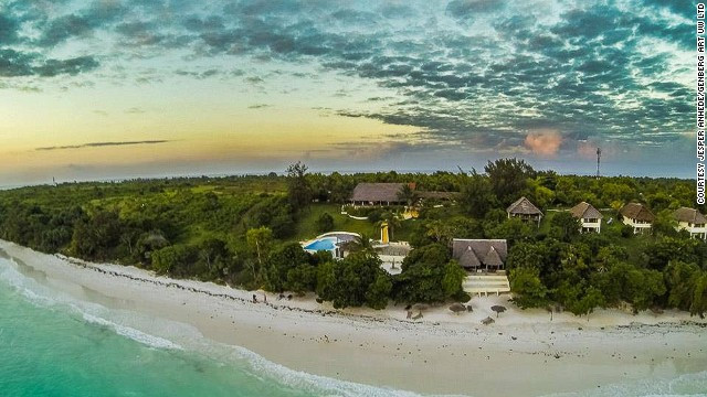 Phần còn lại của khu nghỉ dưỡng nằm trên bờ biển đảo Pemba. Hòn đảo này còn có khá nhiều đặc sản như đinh hương, xoài, dừa và các loại trái cây khác.