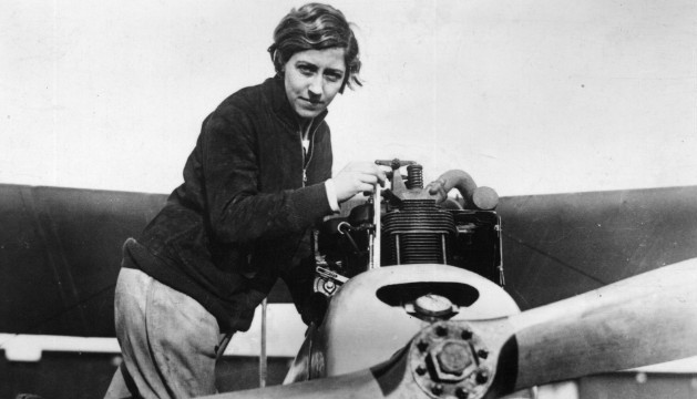 Nữ phi công người Anh, Amy Johnson rất nổi tiếng với những trò hề liều mạng. Ở tuổi 26, cô là nữ phi công đầu tiên bay một mình từ Anh đến Úc.