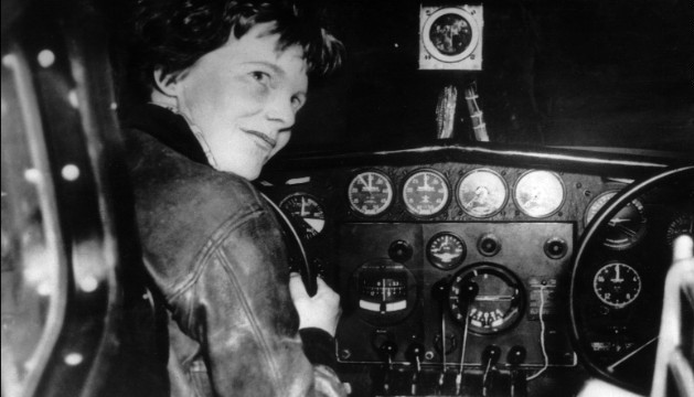 Amelia Earhart là một trong những nữ phi công nổi tiếng nhất mọi thời đại. Năm 1928, bà trở thành người phụ nữ đầu tiên bay qua Đại Tây Dương và năm 1932, lần đầu tiên điều khiển máy bay một mình.