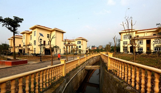 Khu nhà này được xây dựng như một khu biệt thự cao cấp với không gian thoáng mát, thân thiện với thiên nhiên.