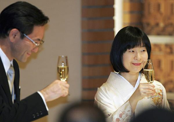 Năm 2005, Công chúa Sayako kết hôn cùng người bạn thuở nhỏ Yoshiki Kuroda - một thường dân làm việc tại Hội đồng Thành phố Tokyo. Theo Luật Hoàng gia Nhật Bản được ban bố năm 1947, công chúa Nhật khi kết hôn với thường dân sẽ phải từ bỏ danh phận hoàng tộc, đóng thuế, và không được nhận trợ cấp hoàng gia.