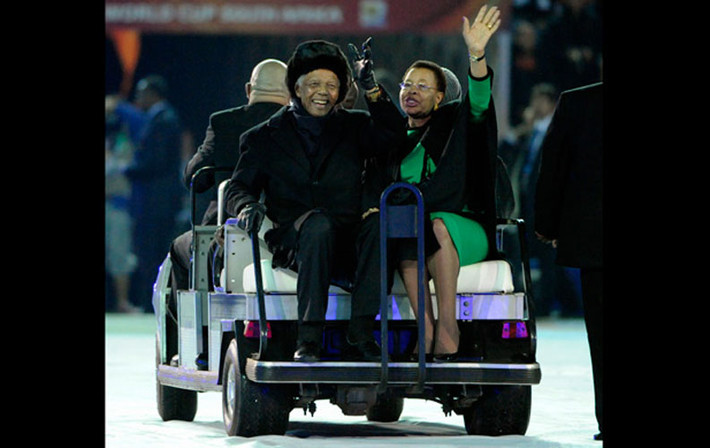 Cố Tổng thống Nelson Mandela và vợ Gracia Machel xuất hiện trên sân vận động trước trận chung kết World Cup FIFA giữa Hà Lan và Tây Ban Nha ngày 11 /7/2010 tại Johannesburg, Nam Phi bắt đầu.