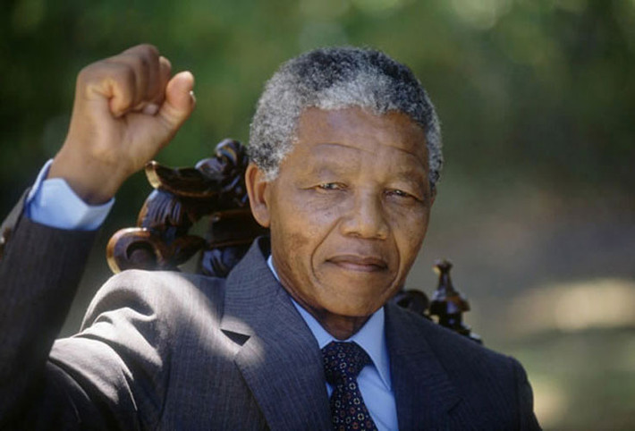 Ông Nelson Mandela giơ cao nắm tay chiến thắng ngày ra tù vào năm 1990 ở tuổi 72 sau 27 năm ở tù.