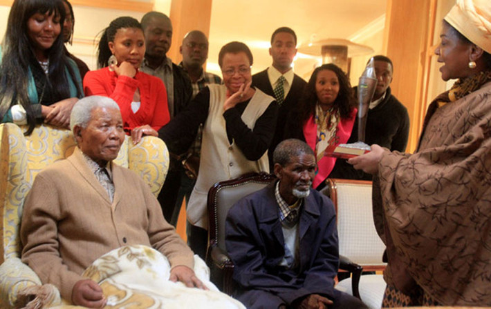 Cố Tổng thống Mandela nhận được ngọn đuốc 100 năm của Đại hội dân tộc Phi từ Chủ tịch Baleka Mbete tại nhà riêng ngày 30/5/2012 ở Qunu, Nam Phi.