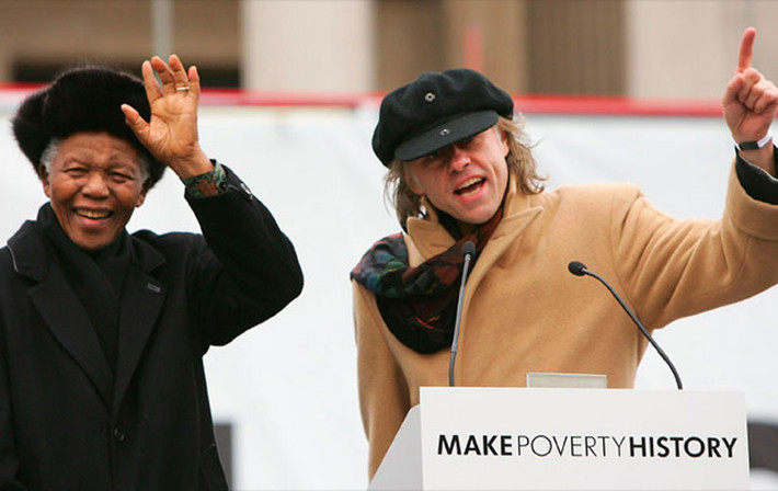 Cố Tổng thống Nelson Mandela (trái) và nhà hoạt động Bob Geldof nói chuyện với đám đông trong chiến dịch "Hãy thay đổi lịch sử nghèo đói" ngày 3/2/2005 tại London, Anh.