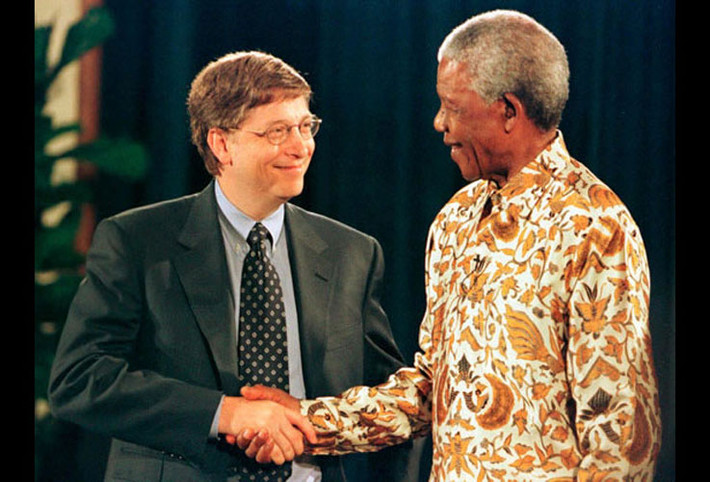 Cố Tổng thống Nam Phi Nelson Mandela bắt tay với Chủ tịch kiêm Giám đốc điều hành Microsoft Bill Gates trong một cuộc thảo luận về y tế toàn cầu tại Đại học Trung tâm Y khoa Washington ở Seattle vào năm 1999.