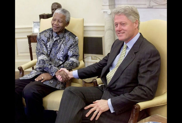 Cố Tổng thống Nam Phi Nelson Mandela bắt tay Tổng thống Mỹ Bill Clinton tại Phòng Bầu dục vào năm 1999.