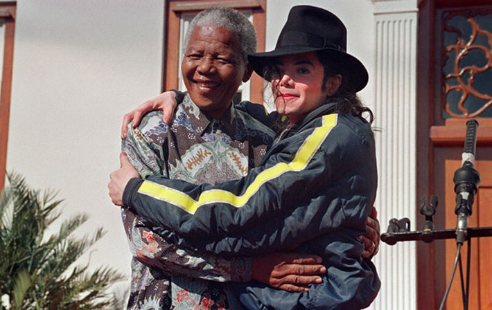 Nelson Mandela ôm Ông hoàng nhạc pop Mỹ Michael Jackson ở Kwazulu-Natal ngày 10/7/1996.