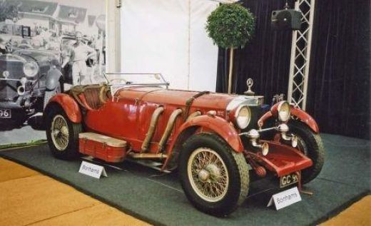 Ngắn hơn và nhỏ hơn nhiều so với các mẫu xe khác cùng hãng, Mercedes-Benz 38/250 SSK được chủ nhân trước giữ gìn rất cẩn thận và có giá khởi điểm 7,4 triệu USD.