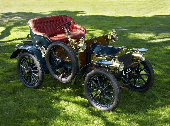 Chỉ có 17 chiếc 1904 Rolls-Royce 10 HP trên toàn thế giới với thiết kế như một cỗ xe ngựa kéo có một tay lái và động cơ 10 mã lực. Giá khởi điểm là 7,3 triệu USD.