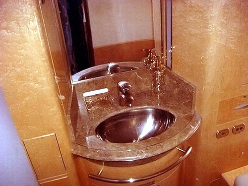 Chiếc bồn rửa tay phủ kín vàng.