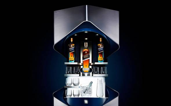 Quầy bar cá nhân cao 2,2 m được trang bị thiết bị chuyển động cảm biến cùng máy làm lạnh, kẹp gắp bằng thép không gỉ và bốn ly pha lê, có giá lên tới 190.000 USD.