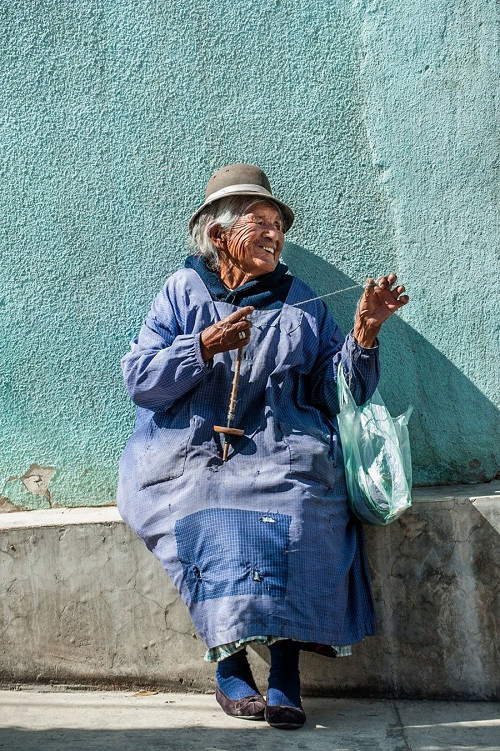 Cụ già đang xe len sợi để có thêm tiền cho nhà ở của người già ở La Paz, Bolivia.