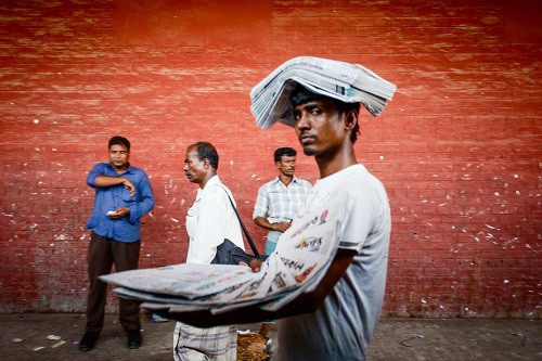 Tại Bangladesh, bán báo dạo là nghề khá phổ biến của dân nghèo, nhưng sự cạnh tranh quá lớn khiến thu nhập của họ không được bao nhiêu.