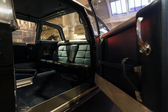 Cận cảnh ghế sau xe Lincoln Continental – nơi tổng thống Kennedy ngồi khi bị ám sát.