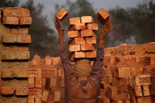 Ở Bangladesh, các lò gạch tư nhân đang tạo ra nhiều việc làm mới cho người nghèo.