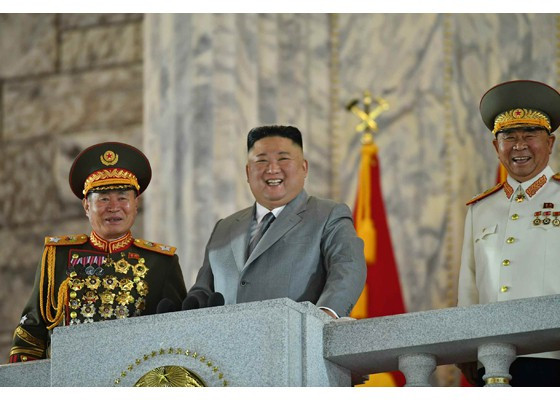 ##s###Chủ tịch Kim không đề cập đến Mỹ trong bài phát biểu, nhưng bất ngờ gửi thông điệp hòa giải đến Hàn Quốc. Ông chúc Hàn Quốc nhanh chóng phục hồi sau đại dịch COVID-19, và bày tỏ hy vọng sẽ sớm đến ngày hai miền Triều Tiên “cùng nắm tay”. Ảnh: KCNA