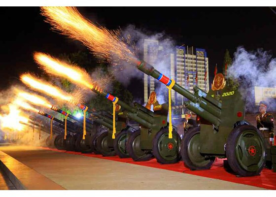 Sau đó, 21 khẩu đại bác đồng loạt khai hỏa giữa lúc dàn quân nhạc trình diễn nhạc phẩm "Đất nước hoàng kim". Ảnh: KCNA