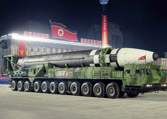 ##s###Ngoài tấm bắn, các chuyên gia cũng đang tìm hiểu xem ICBM mới của Triều Tiên có thể mang theo bao nhiêu đầu đạn, vì nước này đang nỗ lực phát triển tên lửa để khó bị đánh chặn hơn. Tuy nhiên, theo nhận định ban đầu, ICBM mới dường như không mang theo nhiều đầu đạn vì phần mũi tên lửa khá nhọn. Để chứa nhiều đầu đạn, mũi tên lửa cần phải tù hơn. Ảnh: KCNA
