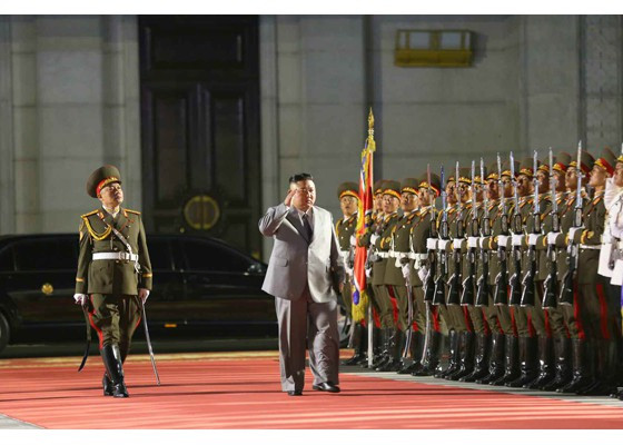 ##s###Mở màn sự kiện, Chủ tịch Triều Tiên Kim Jong-un - mặc vest xám -tiến vào lễ đài và duyệt đội danh dự. Ảnh: KCNA