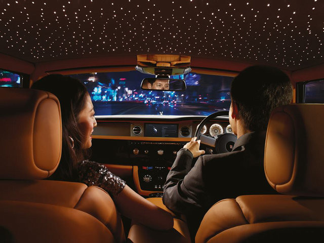 Chiếc xe này có tên Starlight Headliner với 1.000 đèn sợi quang được gắn thủ công trên nóc xe khiến người ngồi bên trong có cảm giác như đang ngồi dưới bầu trời đêm đầy sao.