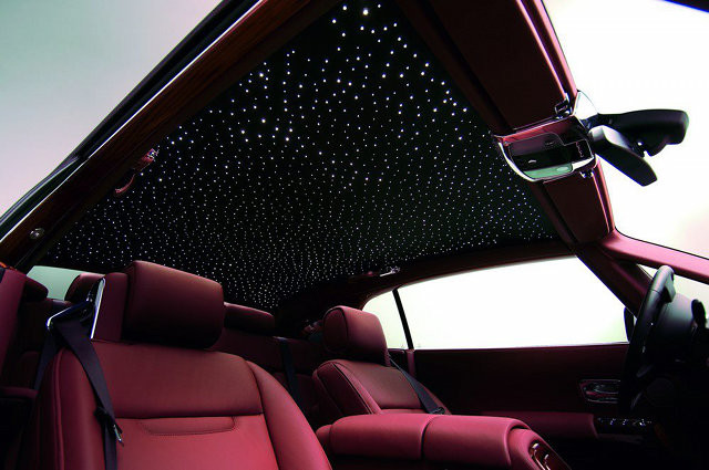 Ngoài ra, Rolls Royce còn mang đến một bất ngờ vô cùng thú vị cho khách hàng với mẫu xe “bầu trời đêm” hết sức ấn tượng.