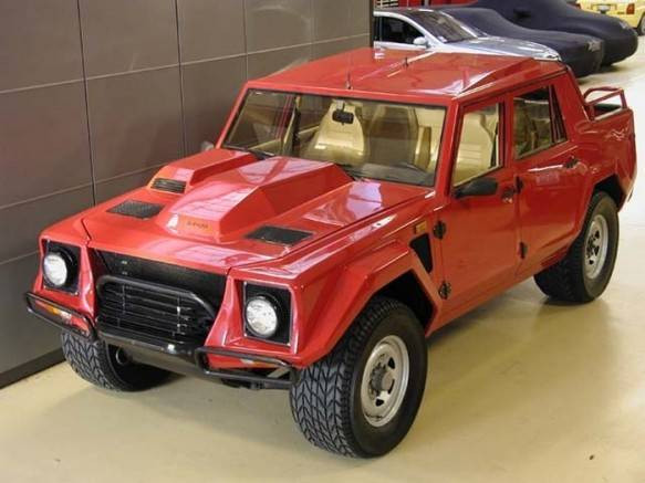 Không chỉ là một nhà sản xuất xe hỏi, Lamborghini đã trở thành nhà sản xuất xe thể thao đa dụng SUV với mẫu xe thể thao đầu tiên mang tên LM002 ra mắt vào năm 1986.