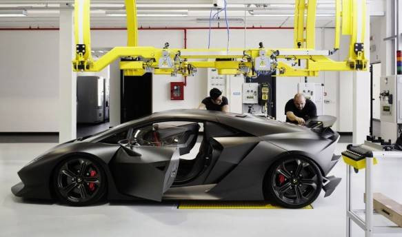 Với tôn chỉ hoạt động “Chất lượng hơn số lượng”, Lamborghini chỉ sản xuất 2000-3000 xe/năm. Năm 2011, hãng sản xuất 1711 chiếc xe với hơn 800 nhân công.