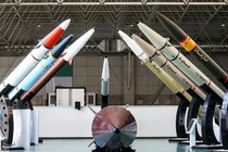 Như vậy về mặt lý thuyết, có bên nào “gần như đã thắng cuộc chiến”, lại cầu xin một kẻ thù được cho là “sắp bị đánh bại hoàn toàn”, ngừng bắn phá các vị trí của họ trong khu vực bằng tên lửa? Đại tá Douglas MacGregor đặt câu hỏi ngược lại.