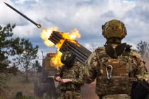 Những hình ảnh vệ tinh, cho thấy RFAF đã xây dựng sáu trận địa tên lửa và bảy trận địa pháo binh trên biên giới Sumy, thành lập năm trung tâm chỉ huy UAV mới và xây dựng năm sân bay dã chiến. Tuyến đầu cung cấp 7.000 tấn đạn dược, hàng chục nghìn tấn nhiên liệu, vật tư y tế, lương thực dã chiến, thậm chí cả tháp chỉ huy, tháp liên lạc và bệnh viện dã chiến cho chiến dịch. Làm sao có thể gọi đây là một “trận chiến đơn giản”? Đây là sự chuẩn bị cho một cuộc chiến tranh kéo dài, dai dẳng và cực kỳ nguy hiểm.