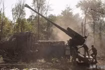 Trên mặt đất, AFU đã bố trí các bãi mìn dày đặc, cứ hai mét lại bố trí một quả mìn theo các tuyến đường chính. Binh lính phải dùng máy dò mìn để quét từng bước chân, vì sợ chỉ một bước hụt ​​cũng có thể gây ra một vụ nổ chết người.