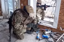 Kênh Readovka cho biết, quân Nga đang tích cực hoạt động trong khu vực đô thị Pokrovsk và UAV FPV của RFAF, đang biến công tác bảo đảm hậu cần cho Quân đội Ukraine (AFU) ở Pokrovsk thành một cơn ác mộng thực sự. Bất kỳ hoạt động tiếp tế nào, cũng ngay lập tức bị tấn công.