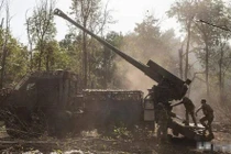 Trên mặt đất, AFU đã bố trí các bãi mìn dày đặc, cứ hai mét lại bố trí một quả mìn theo các tuyến đường chính. Binh lính phải dùng máy dò mìn để quét từng bước chân, vì sợ chỉ một bước hụt ​​cũng có thể gây ra một vụ nổ chết người.