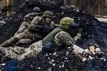 Quân Ukraine bị bao vây ở hồ Kleban-Byk, Nga chỉ còn cách Konstantinovka một km