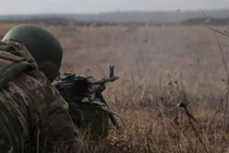 Điều đặc biệt là hướng Slavyansk-Kramatorsk, nơi không có thay đổi nào được quan sát thấy trong hơn 10 tháng qua. Kênh Rybar của Nga cho biết, sau đợt pháo kích chuẩn bị một cách bất ngờ, các nhóm tấn công của Nga đã chiếm giữ các vị trí của quân Ukraine ở phía bắc làng Zaliznyanskoye.