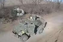 Trong trận đánh ngày 17/5, quân đội Nga đã sử dụng thành công UAV FPV để mở rộng phạm vi tấn công chưa từng có lên tới 40 km phía sau chiến tuyến. Bước đột phá này, là nhờ RFAF cải tiến công nghệ chuyển tiếp tín hiệu dẫn đường, giúp UAV FPV duy trì khả năng điều khiển chính xác ở khoảng cách xa như vậy.