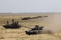 Do địa hình bằng phẳng, nên nước sông liên tục rửa trôi và xói mòn bờ sông, khiến các khúc sông ngày càng cong hơn. Các con sông ở vùng Donbass và Kharkov tạo thành hình dạng quanh co đặc biệt, đó là địa hình của các hồ móng ngựa. Về mặt quân sự, địa hình của những con sông và hồ móng ngựa này, không thuận lợi cho việc cơ động và chiến đấu của lực lượng cơ giới.