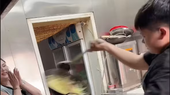 Cậu bé Trung Quốc 14 tuổi khéo léo xoay chảo gây sốt cộng đồng mạng