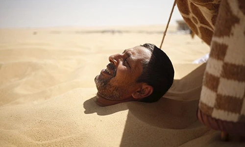 Dân Ai Cập vùi thân giữa sa mạc Sahara để chữa bệnh
